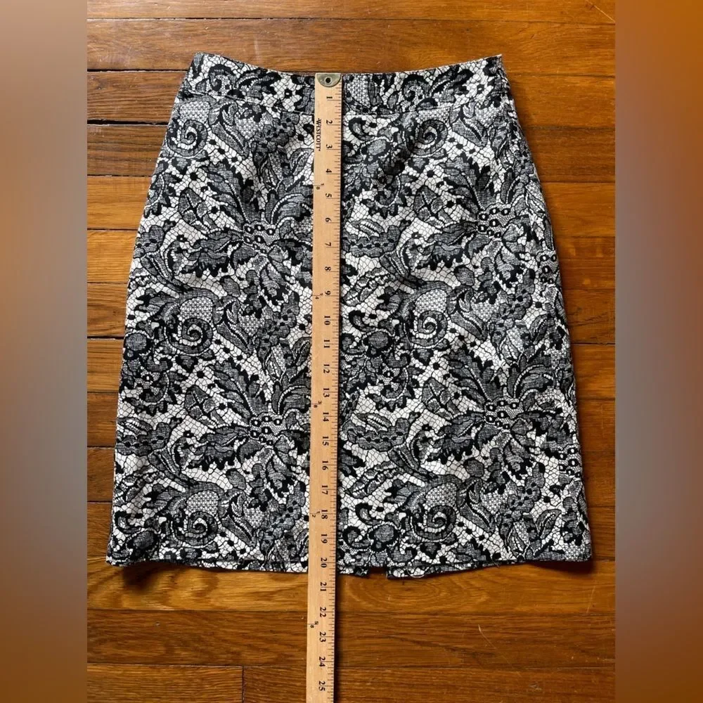 Van Huesen studio women’s size 2 black and cream lace lookalike pencil skirt